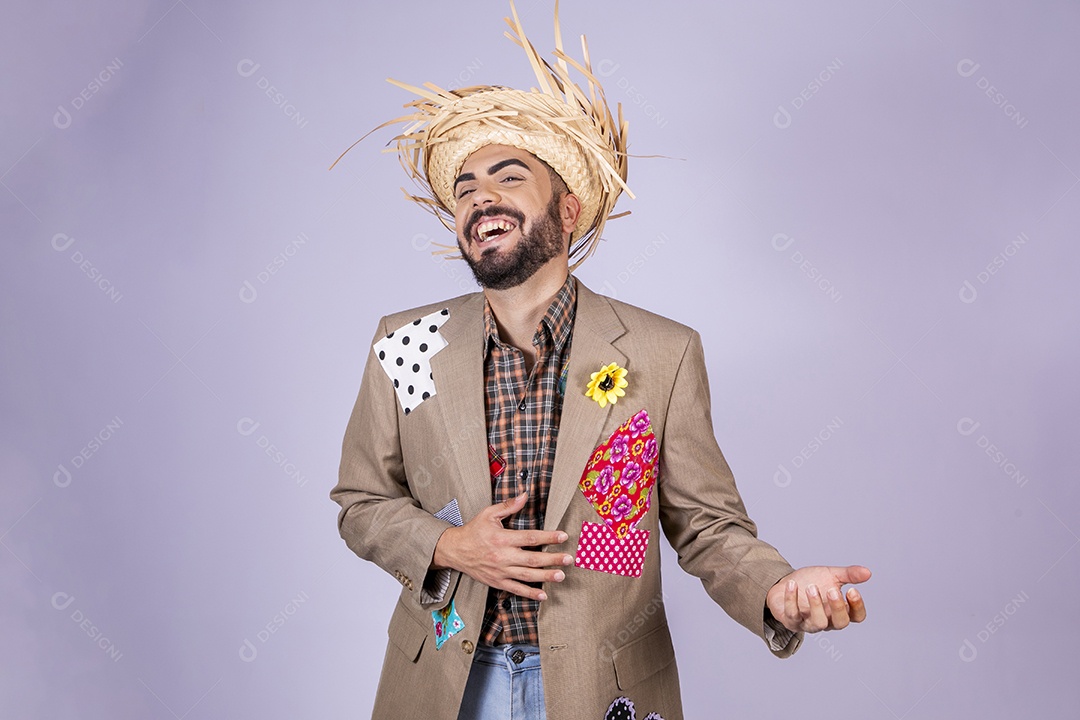 Jovem quadrilheiro animado para festa junina