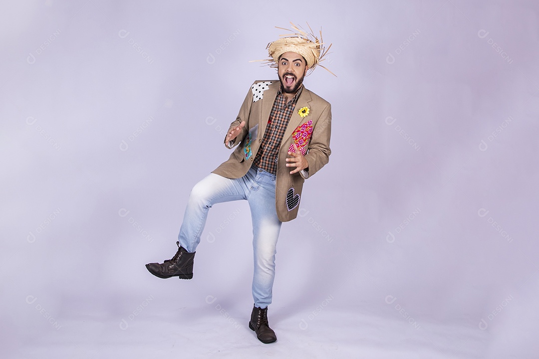 Jovem quadrilheiro animado para dança junina