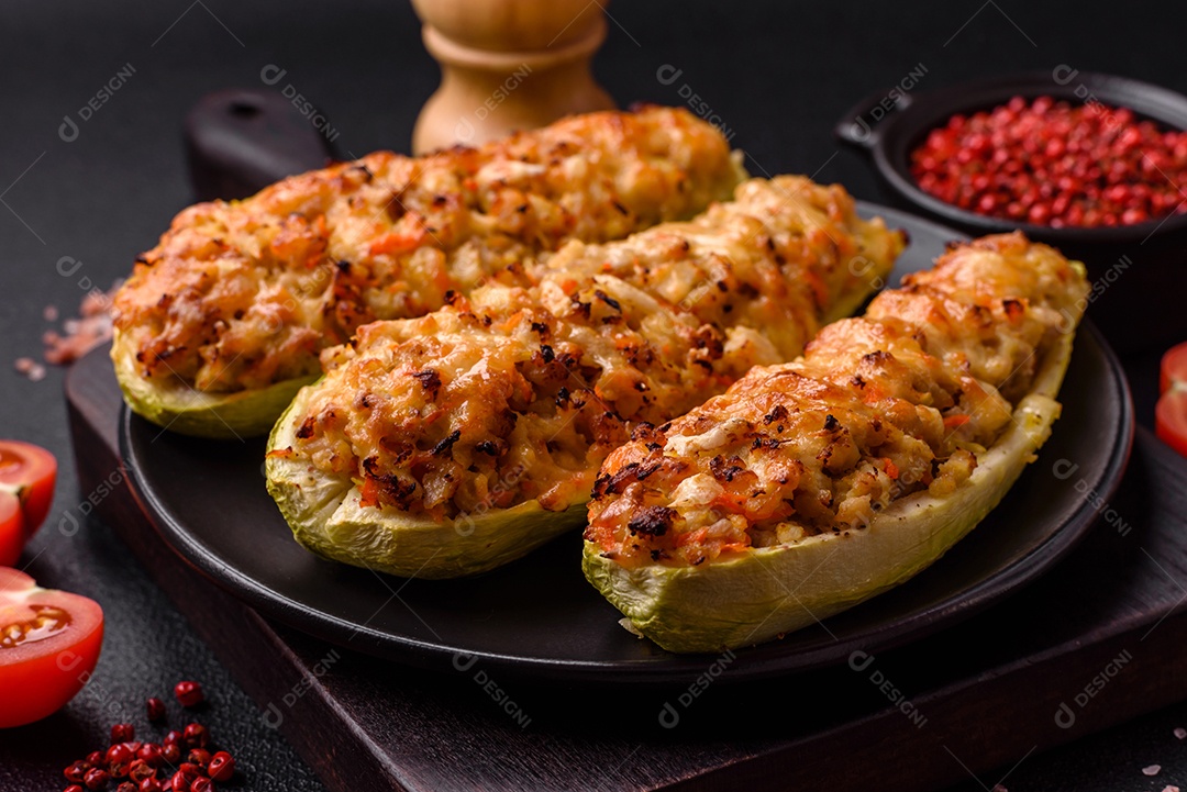Metades de abobrinha assadas com queijo, tomate, carne ou substituto de carne com sal, especiarias e ervas