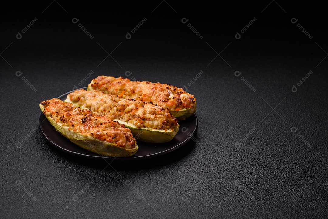 Metades de abobrinha assadas com queijo, tomate, carne ou substituto de carne com sal, especiarias e ervas