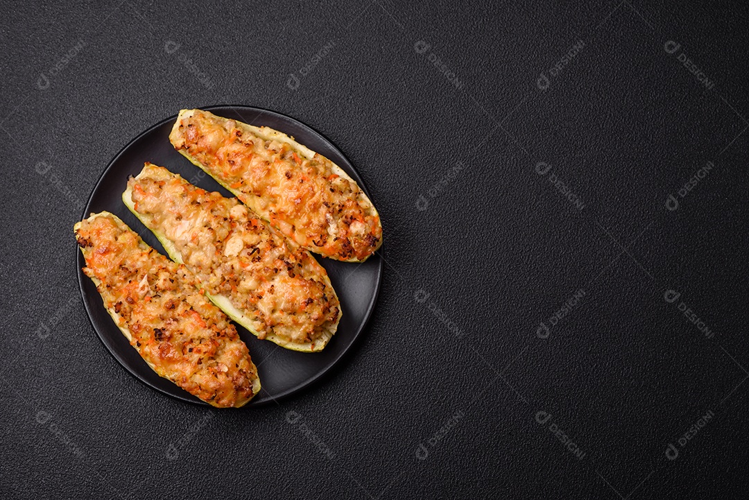 Metades de abobrinha assadas com queijo tomate carne