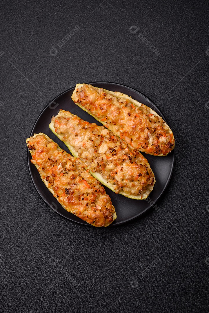 Metades de abobrinha assadas com queijo, tomate, carne ou substituto de carne com sal, especiarias e ervas