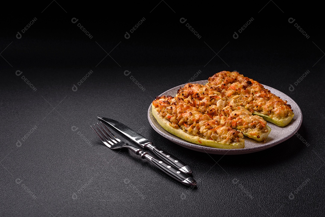 Metades de abobrinha assadas com queijo, tomate, carne ou substituto de carne com sal, especiarias e ervas