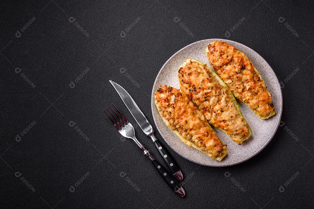 Metades de abobrinha assadas com queijo, tomate, carne ou substituto de carne com sal, especiarias e ervas