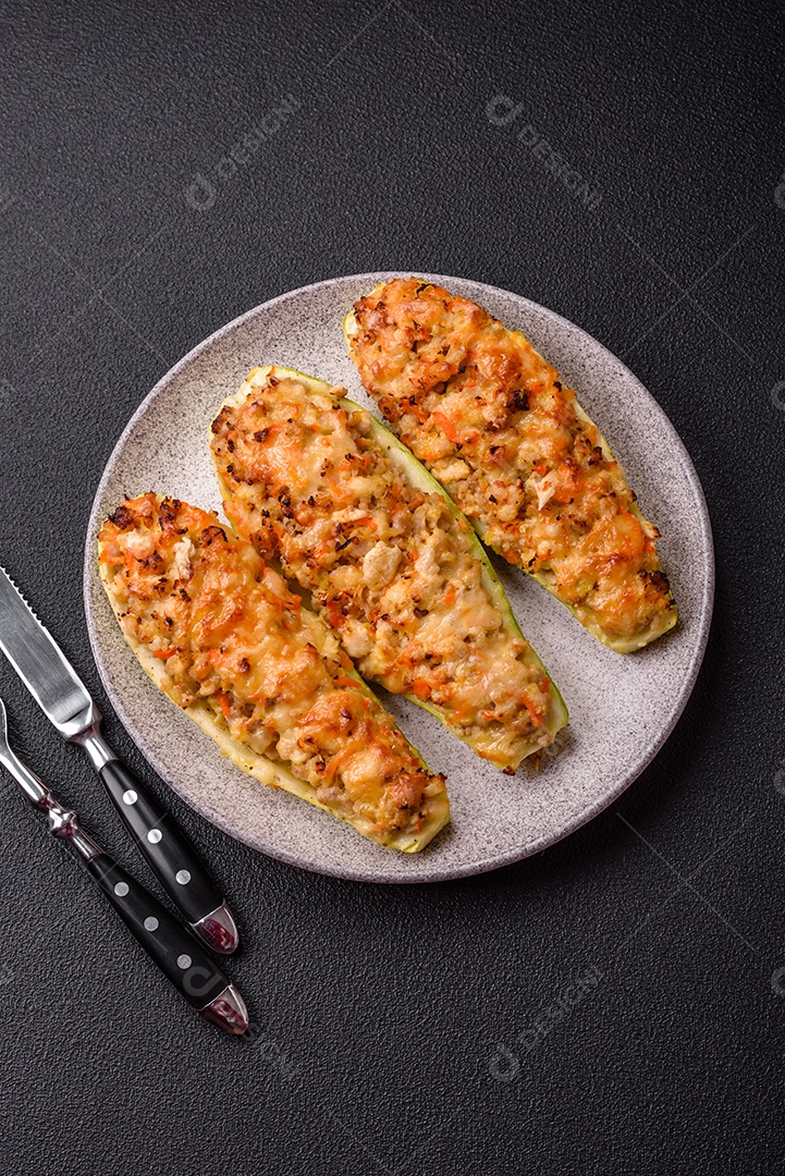 Metades de abobrinha assadas com queijo, tomate, carne ou substituto de carne com sal, especiarias e ervas