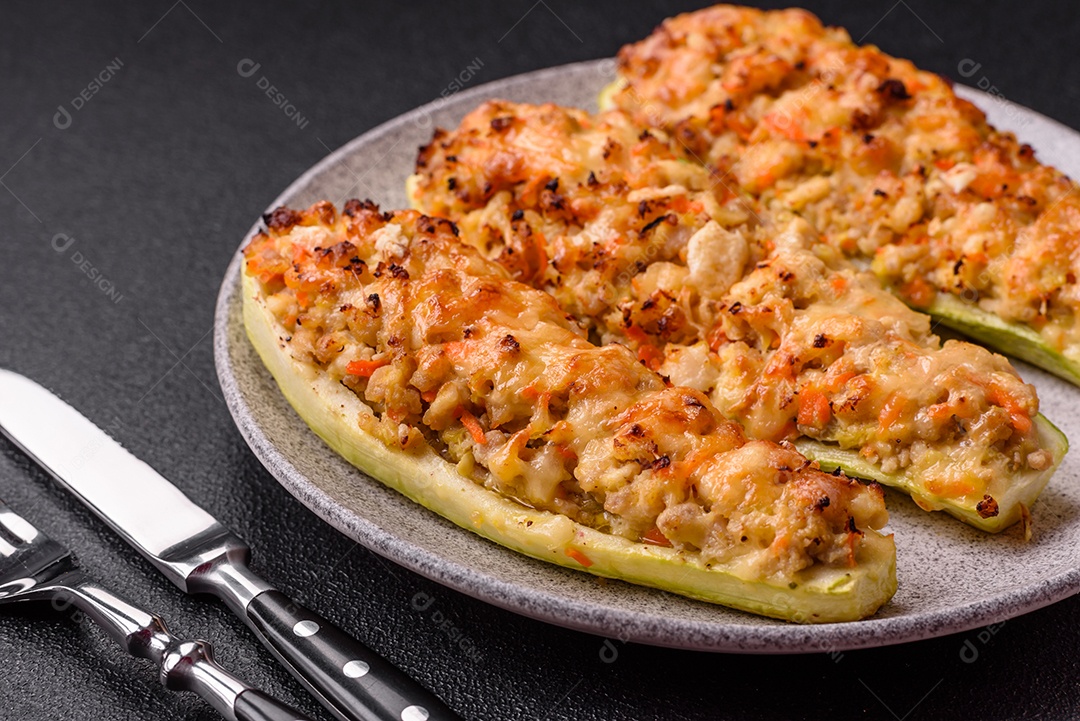 Metades de abobrinha assadas com queijo, tomate, carne ou substituto de carne com sal, especiarias e ervas