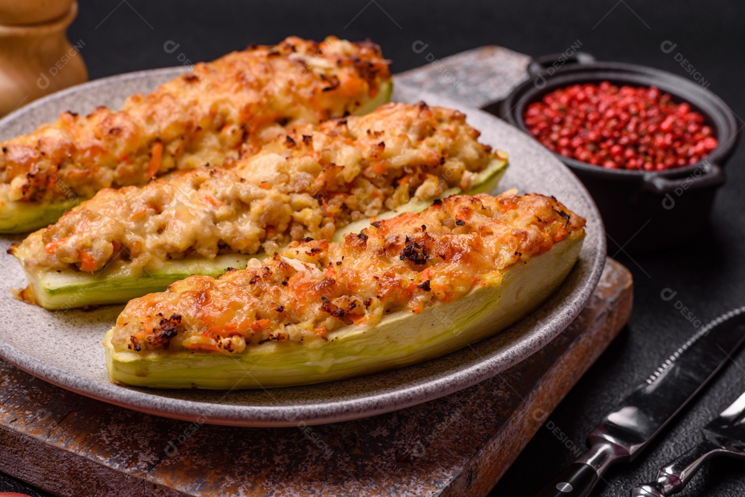 Metades de abobrinha assadas com queijo, tomate, carne ou substituto de carne com sal, especiarias e ervas