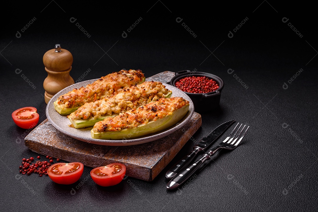 Metades de abobrinha assadas com queijo, tomate, carne ou substituto de carne com sal, especiarias e erva