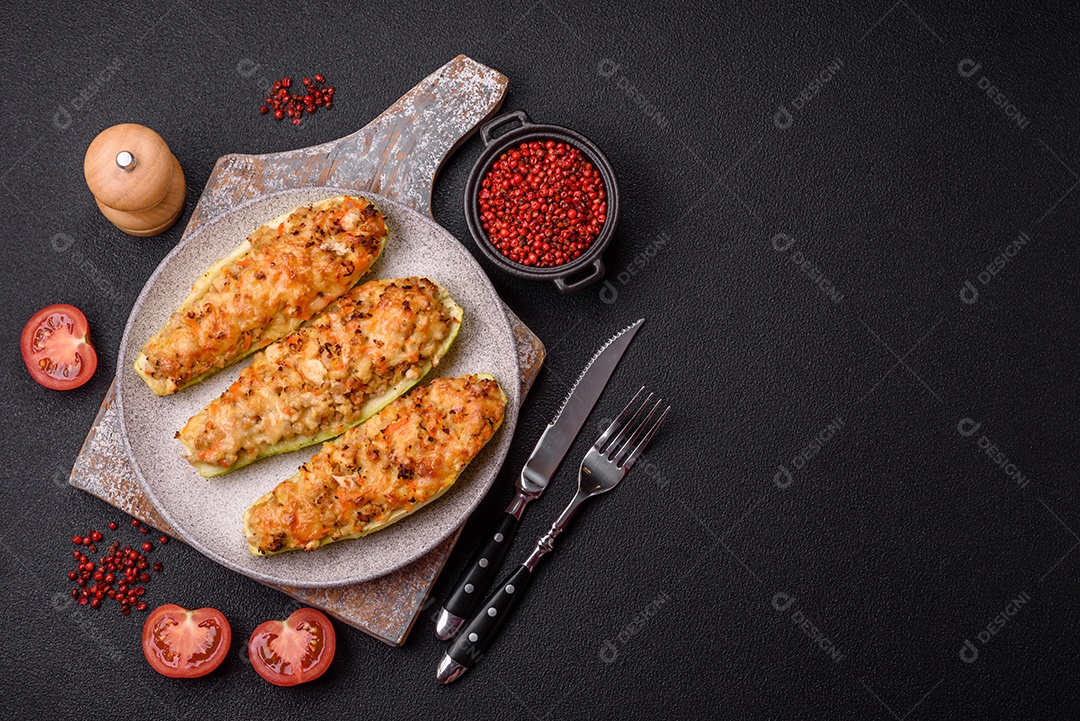 Metades de abobrinha assadas com queijo, tomate, carne ou substituto de carne com sal, especiarias e ervas