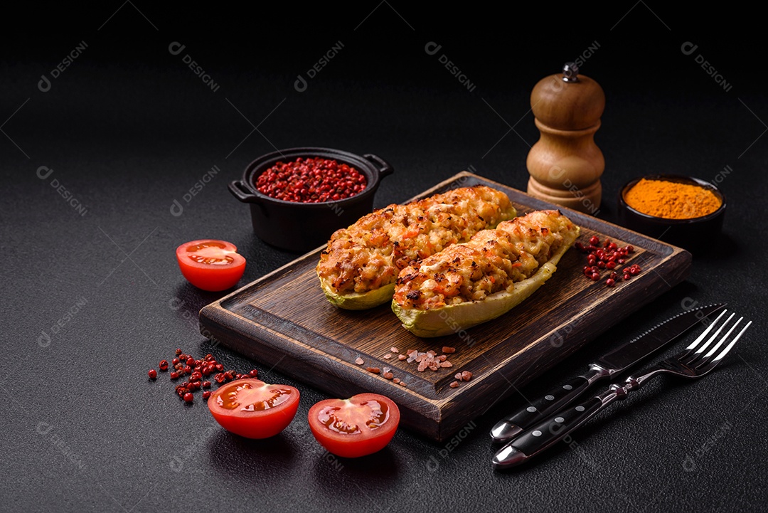 Metades de abobrinha assadas com queijo, tomate, carne ou substituto de carne com sal, especiarias e ervas