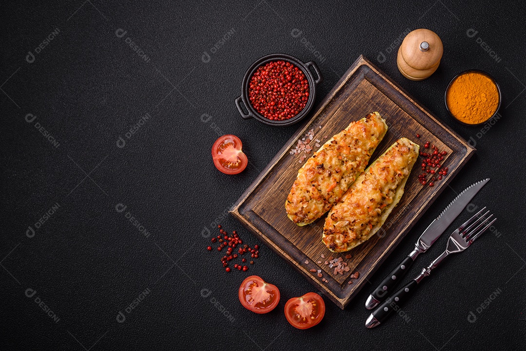 Metades de abobrinha assadas com queijo, tomate, carne ou substituto de carne com sal, especiarias e ervas