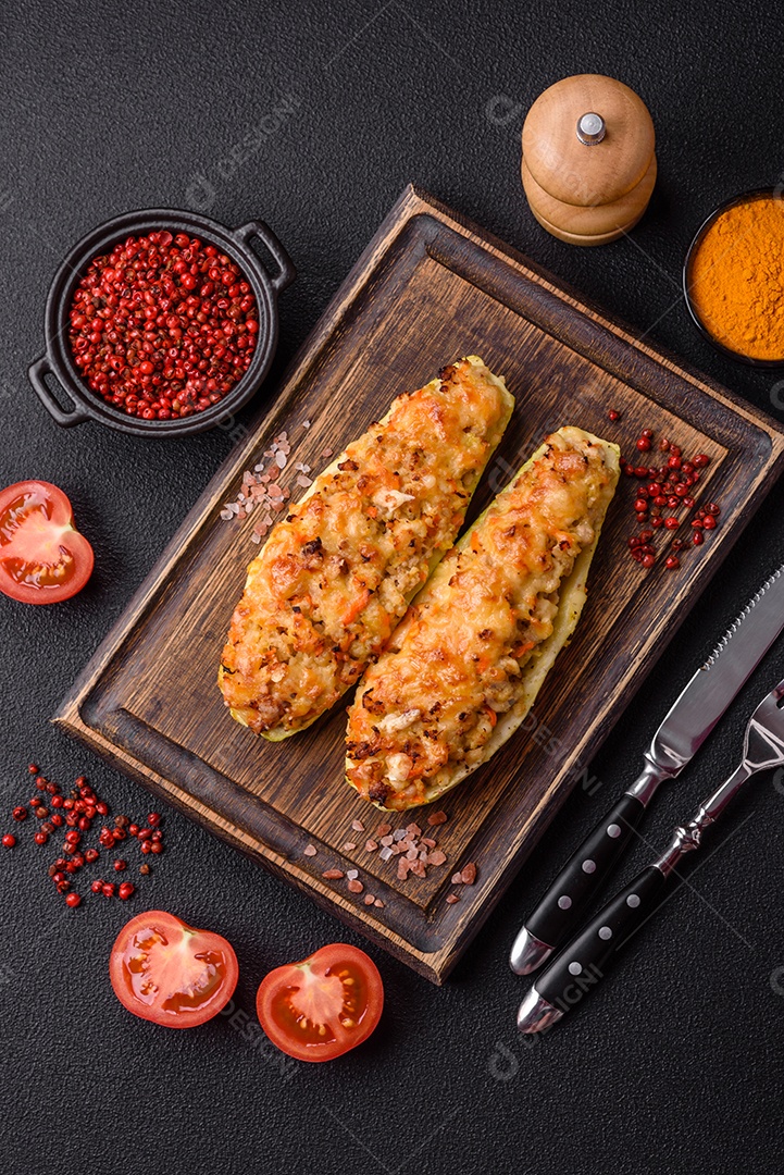 Metades de abobrinha assadas com queijo, tomate, carne ou substituto de carne com sal, especiarias e ervas