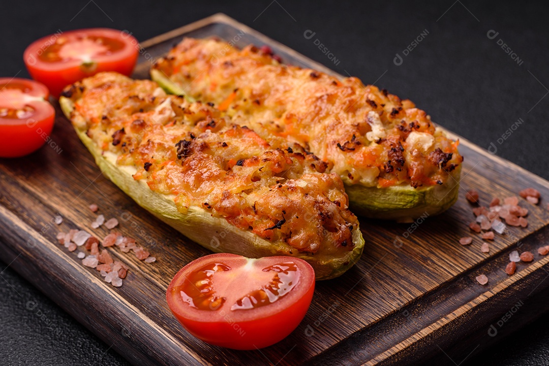 Metades de abobrinha assadas com queijo, tomate, carne ou substituto de carne com sal, especiarias e ervas