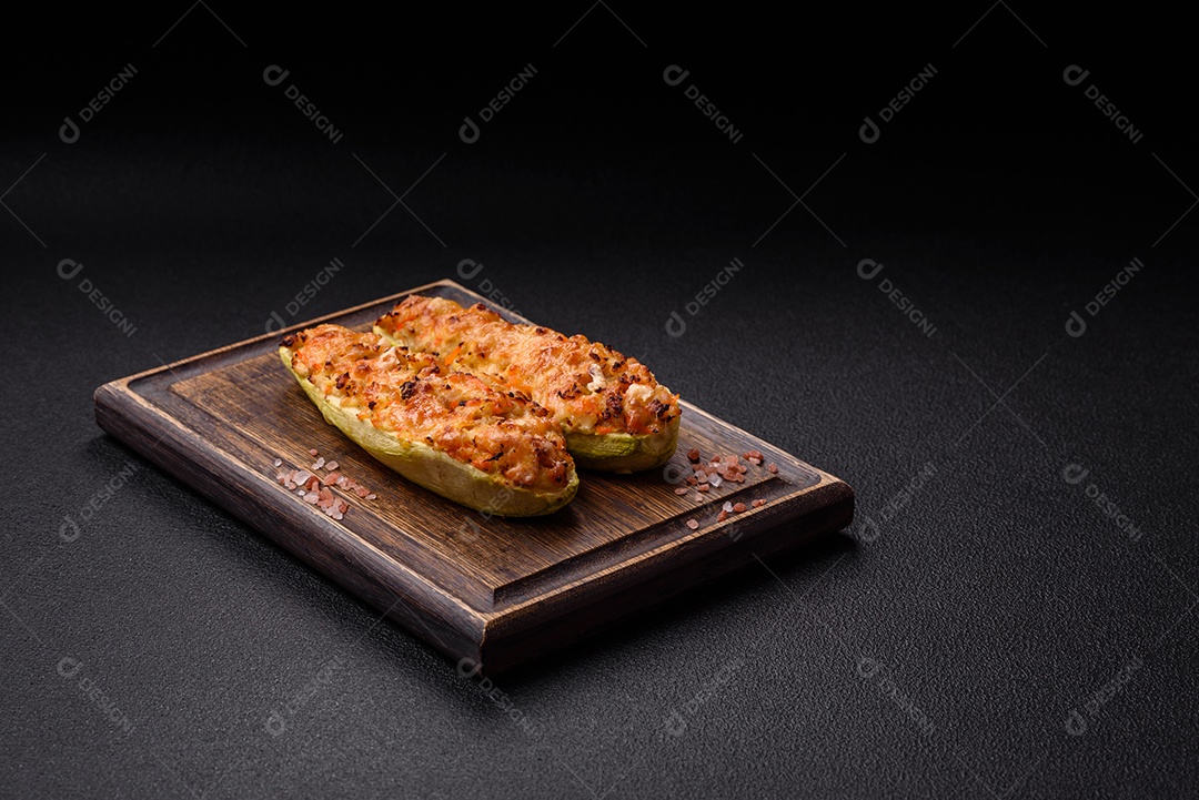 Metades de abobrinha assadas com queijo, tomate, carne ou substituto de carne com sal, especiarias e ervas