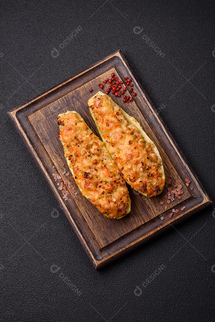 Metades de abobrinha assadas com queijo, tomate, carne ou substituto de carne com sal, especiarias e ervas