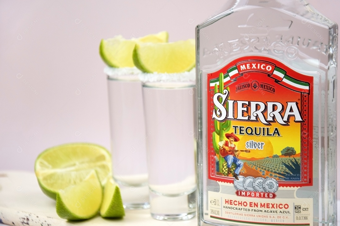 Garrafa e shots de tequila com limão e sal