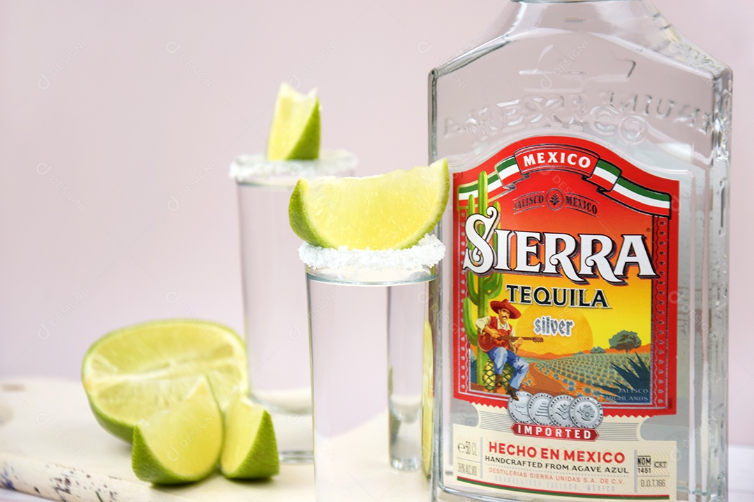 Garrafa e shots de tequila com limão e sal