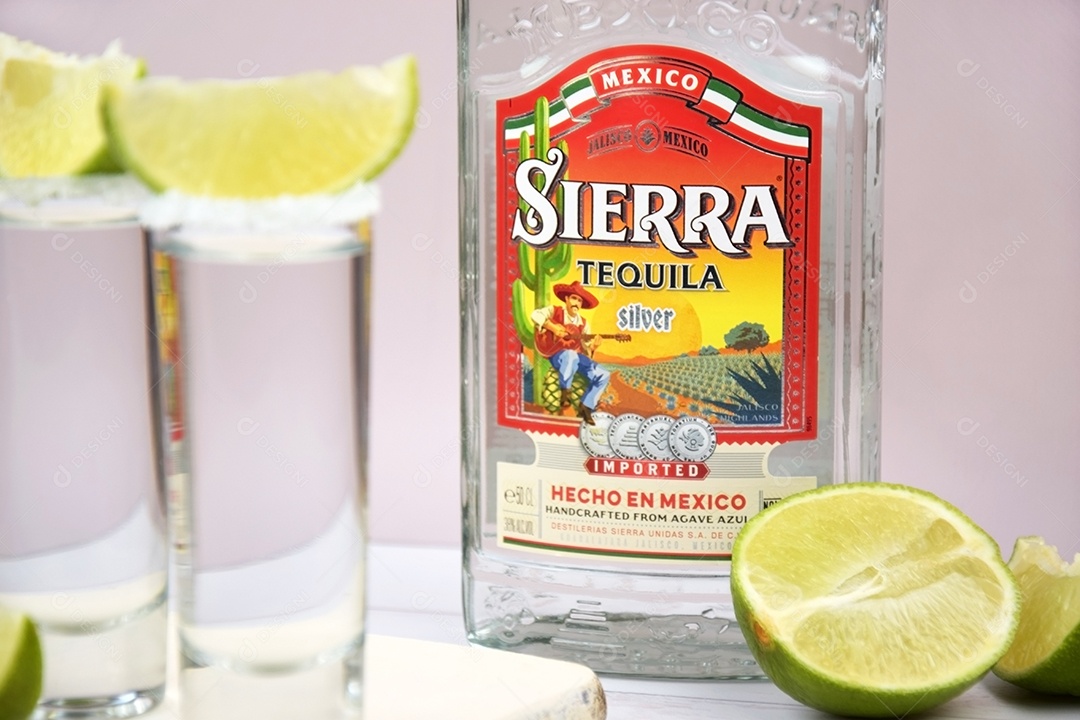 Garrafa e shots de tequila com limão e sal