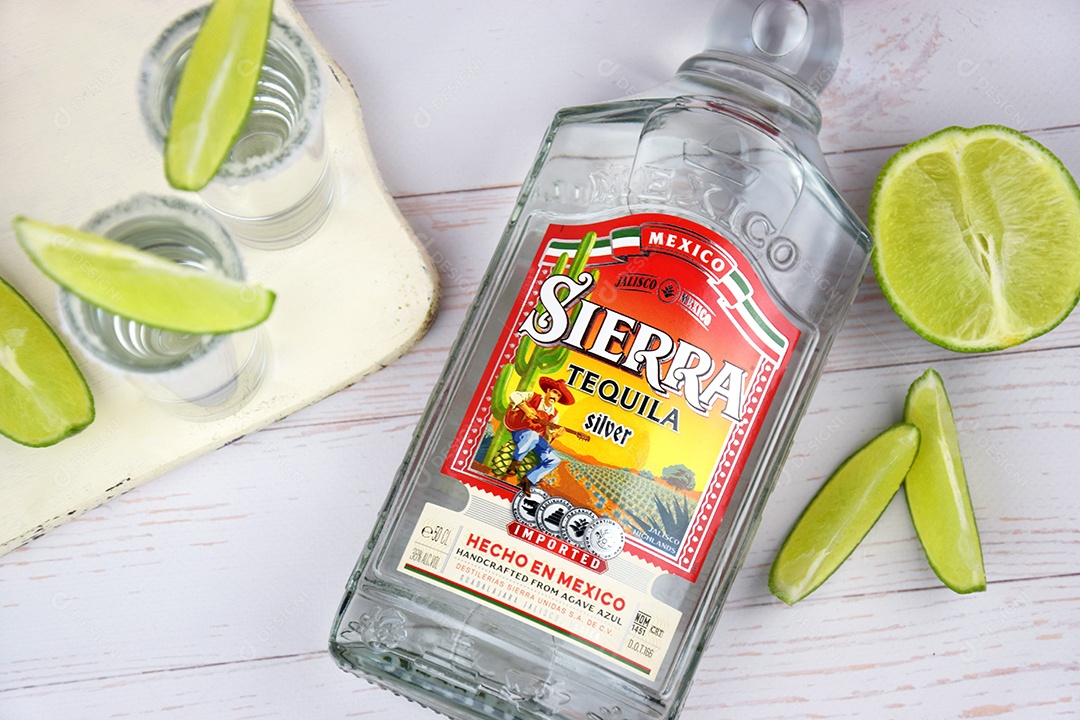 Garrafa e shots de tequila com limão e sal