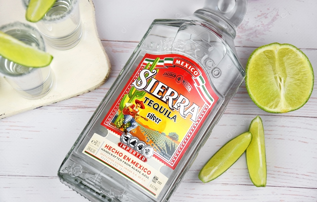 Garrafa e shots de tequila com limão e sal