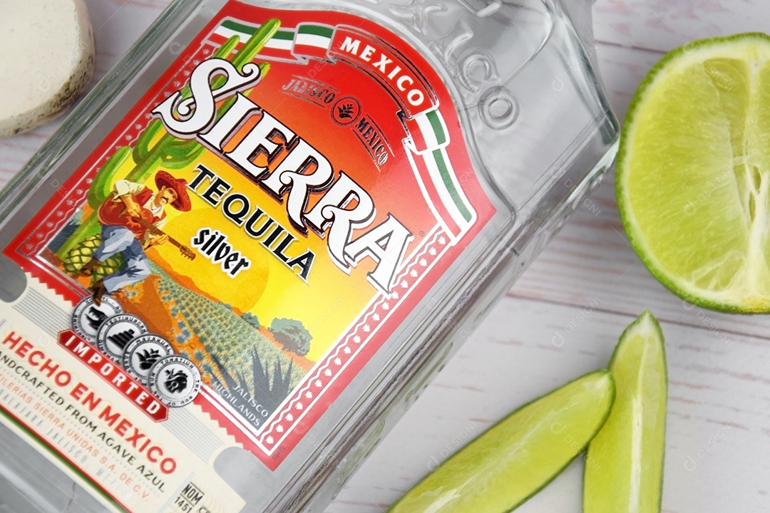 Garrafa de tequila Sierra com limão