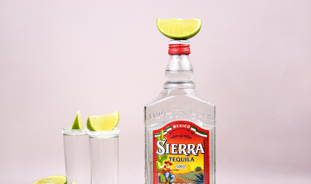 Garrafa e shots de tequila com limão e sal