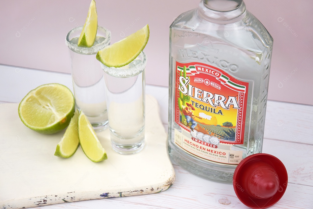 Garrafa e shots de tequila com limão e sal