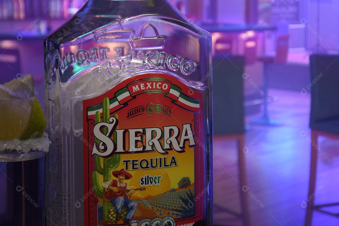 Garrafa de tequila Sierra sobre fundo claro