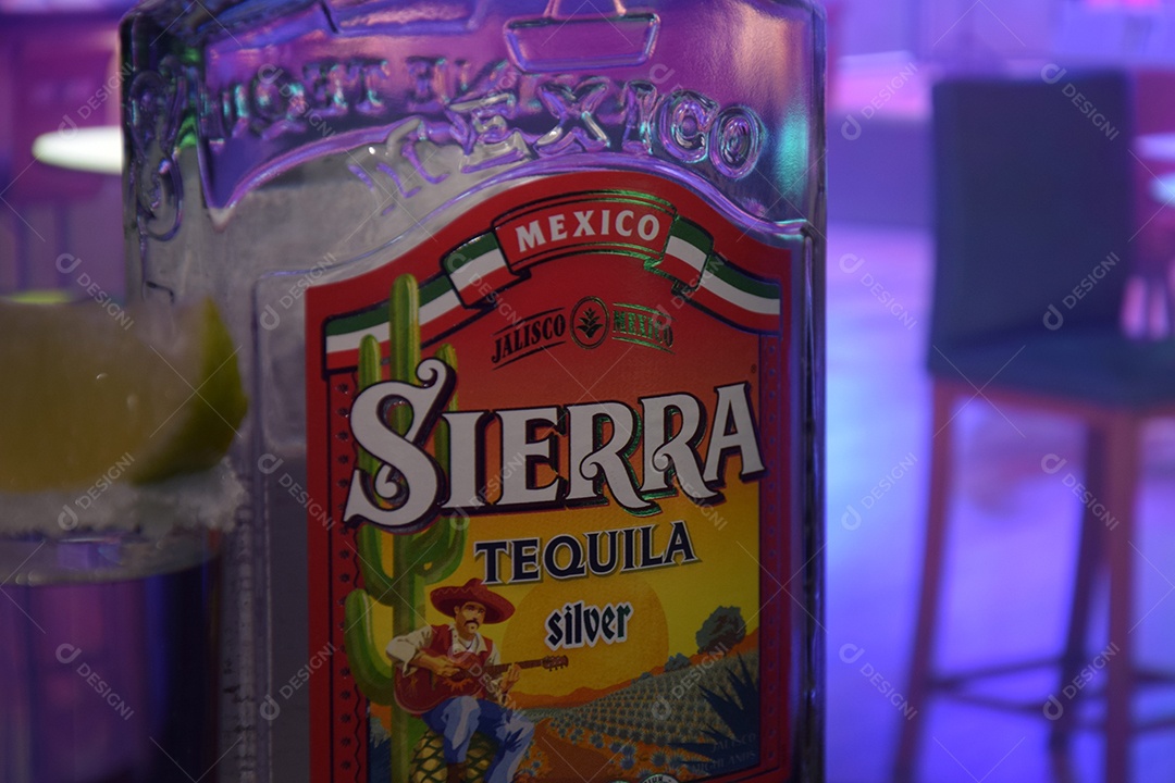 Garrafa de tequila Sierra sobre fundo claro
