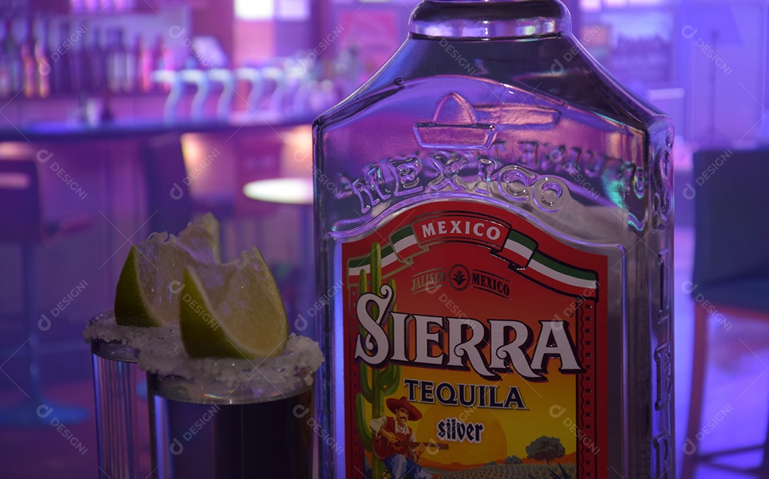 Garrafa de tequila Sierra sobre fundo claro