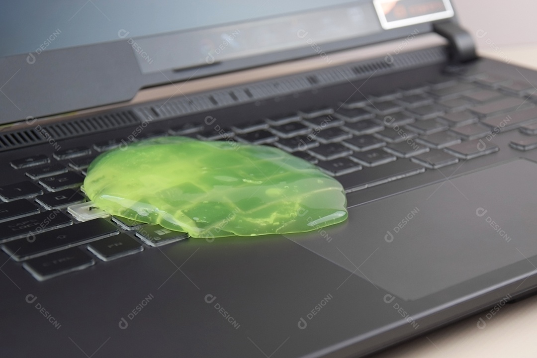 Gel de limpeza verde sobre teclado de notebook