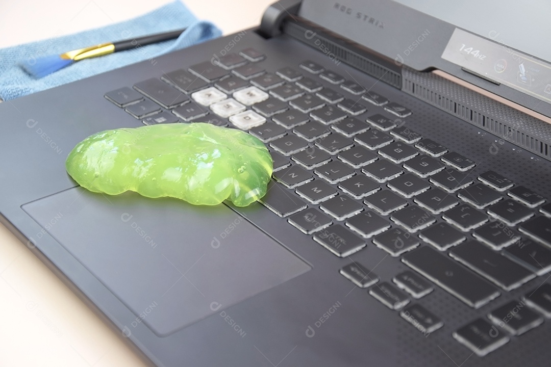 Gel de limpeza verde sobre teclado de notebook