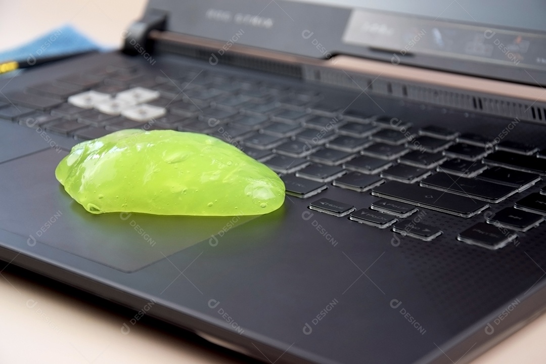 Gel de limpeza verde sobre teclado