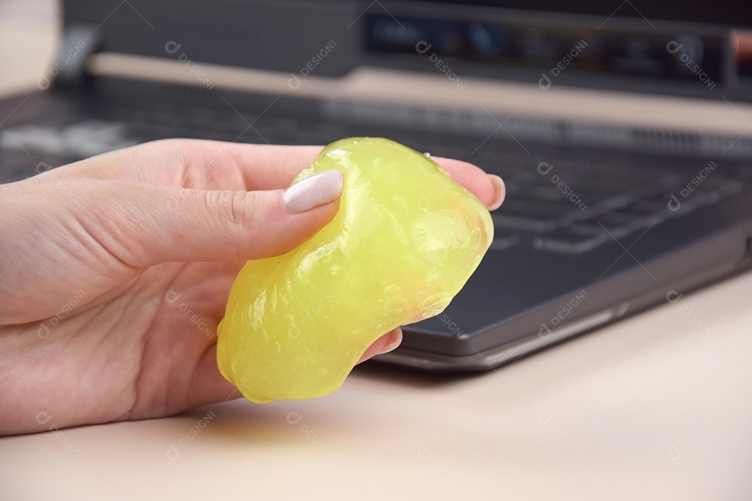 Mão com gel de limpeza para teclado