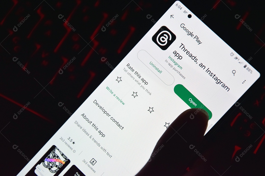 Logotipo do aplicativo Threads visto na tela