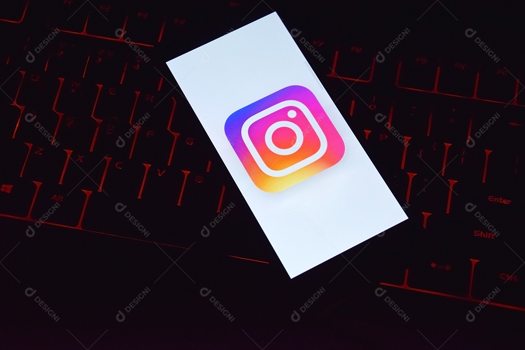 Celular com aplicativo Instagram aberto sobre teclado