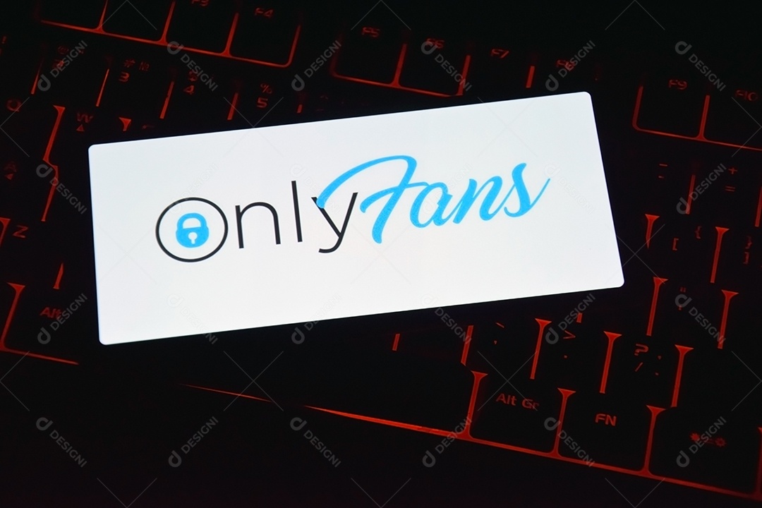Teclado com luzes vermelha e aplicativo do only fans