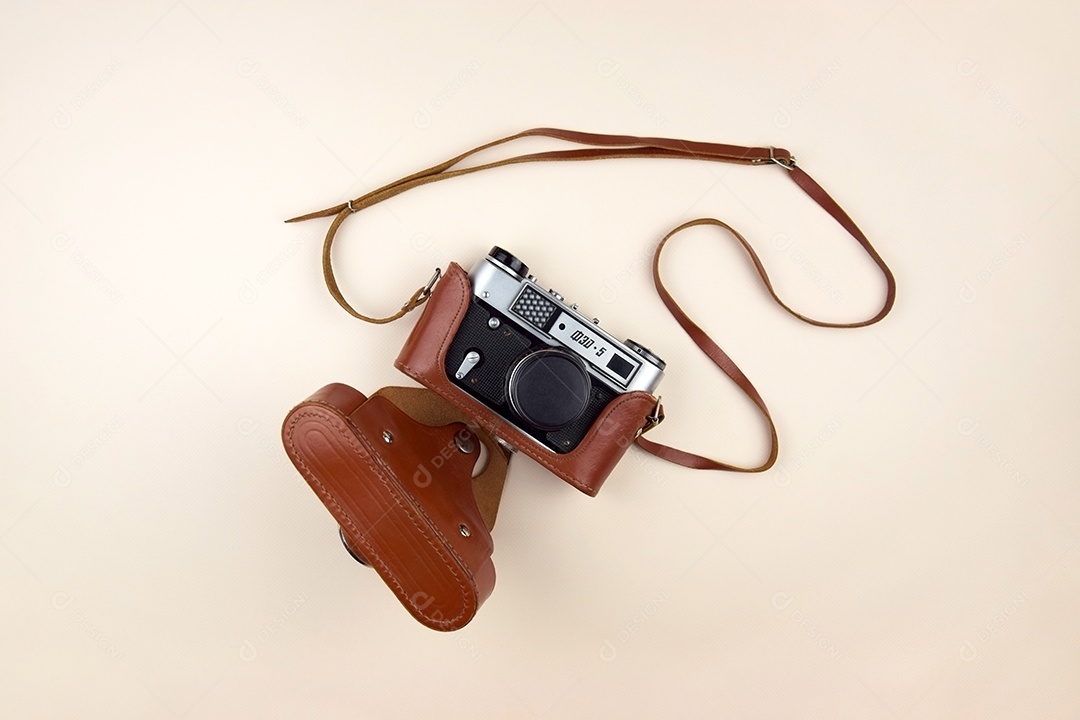 Camera retro de 1970 linda dentro de bolsa de couro