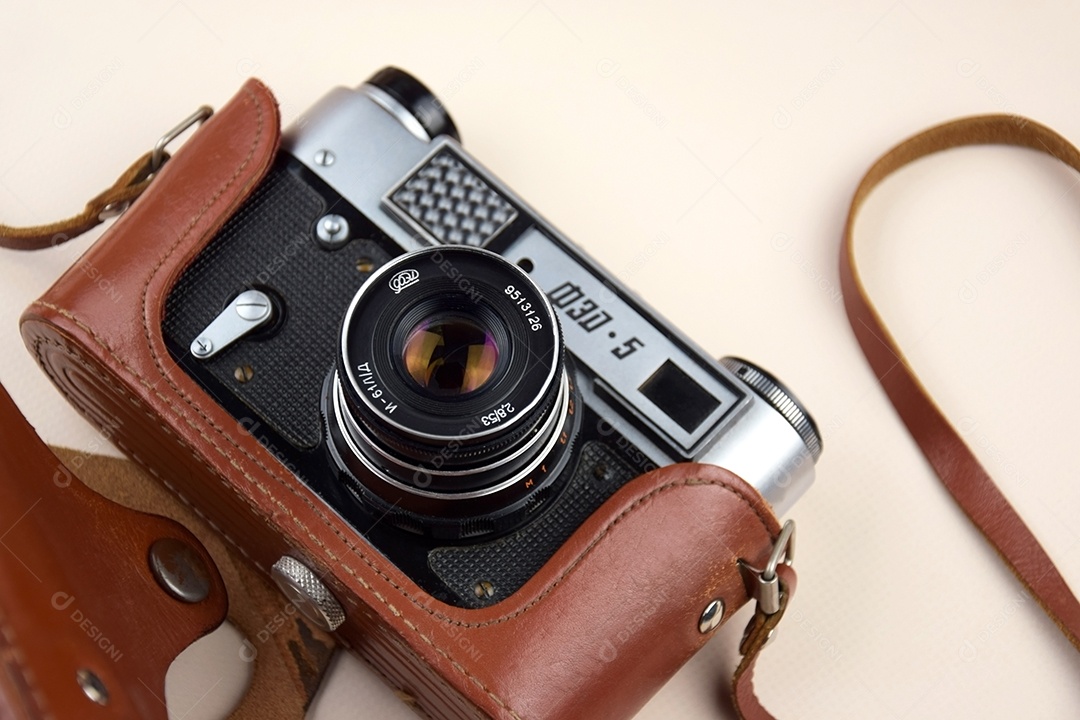 Camera retro de 1970 linda dentro de bolsa de couro