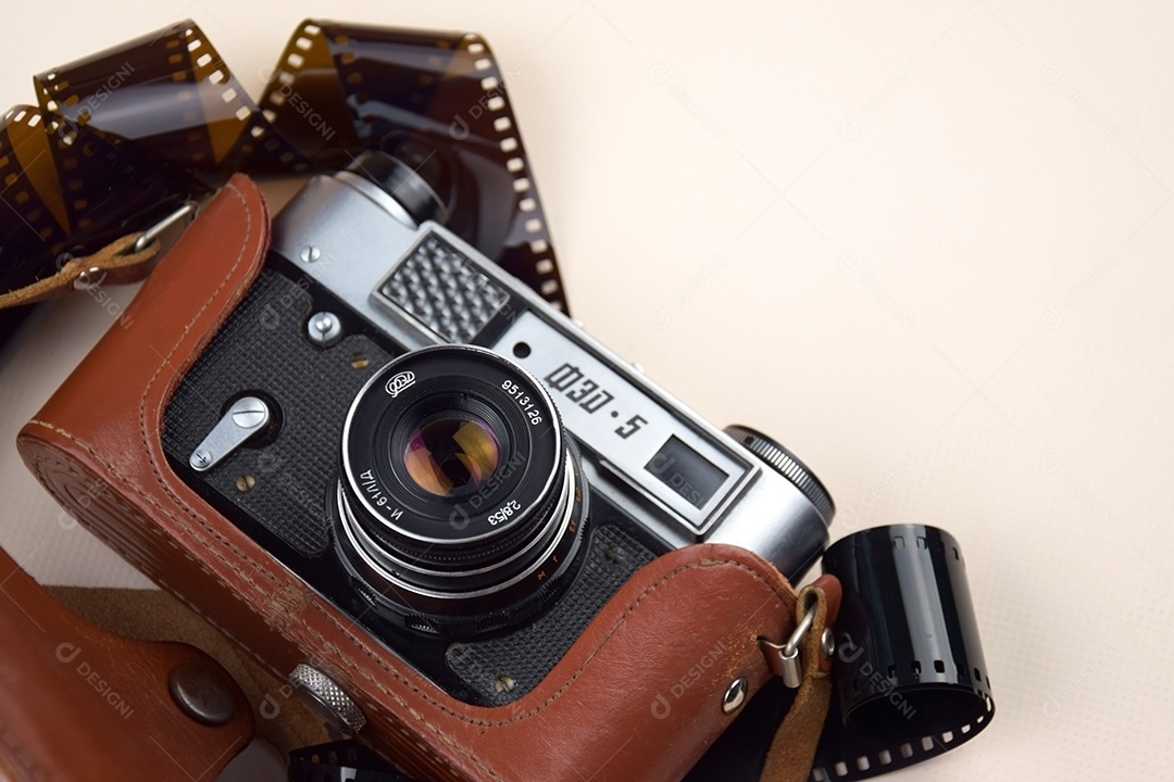 Camera retro de 1970 linda dentro de bolsa de couro