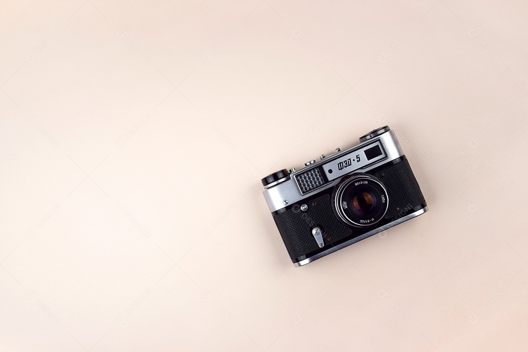 Camera sobre fundo rosa claro