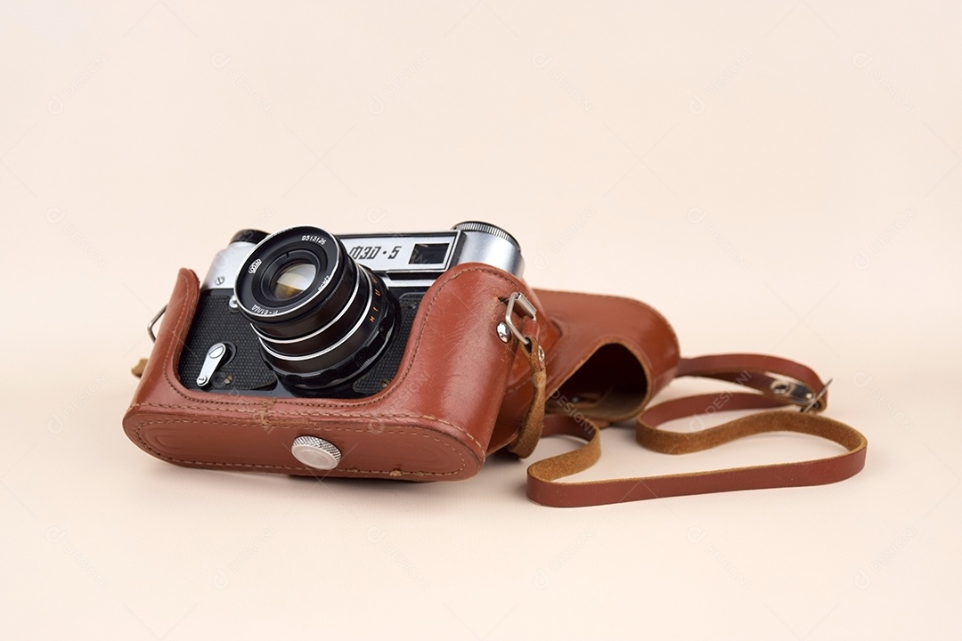 Camera retro de 1970 linda dentro de bolsa de couro