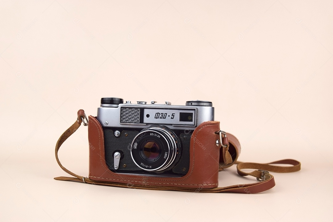Camera retro de 1970 linda dentro de bolsa de couro