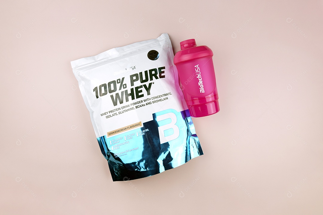 Embalagem de whey e copo rosa