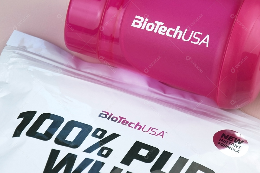 Copo e embalagem de whey ao lado