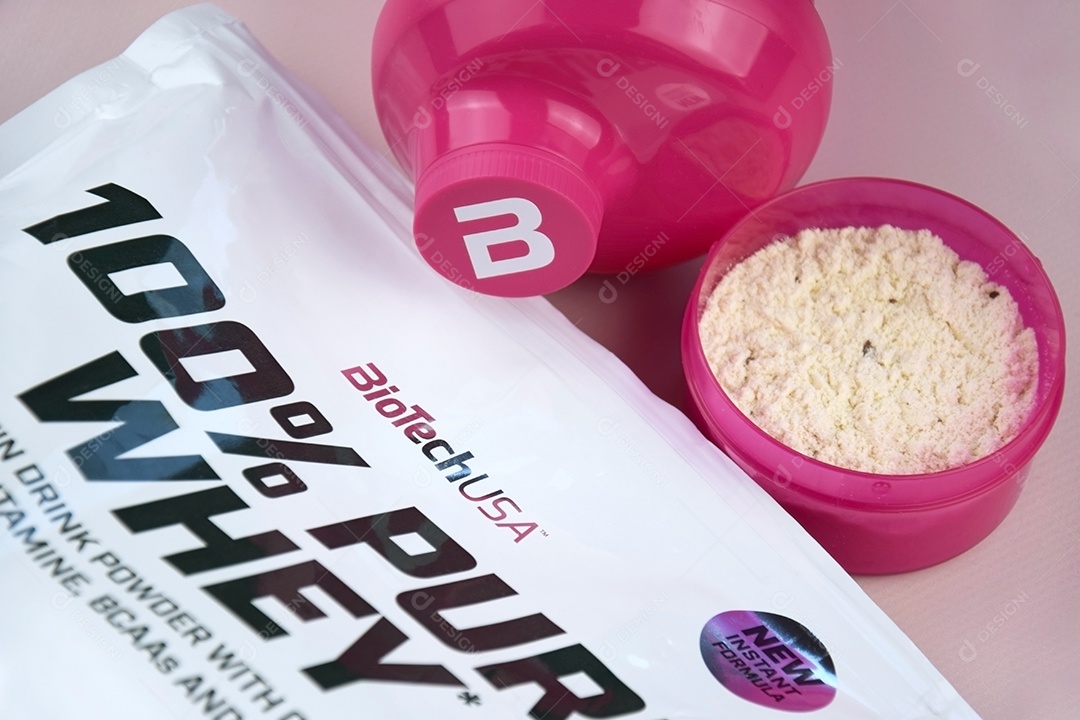 Copo com whey e embalagem ao lado