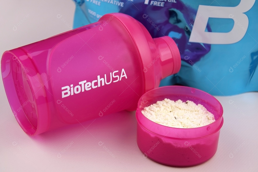 Copo com whey e embalagem ao lado