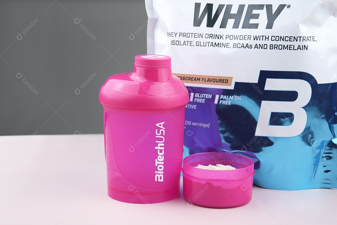 Copo com whey e embalagem ao lado