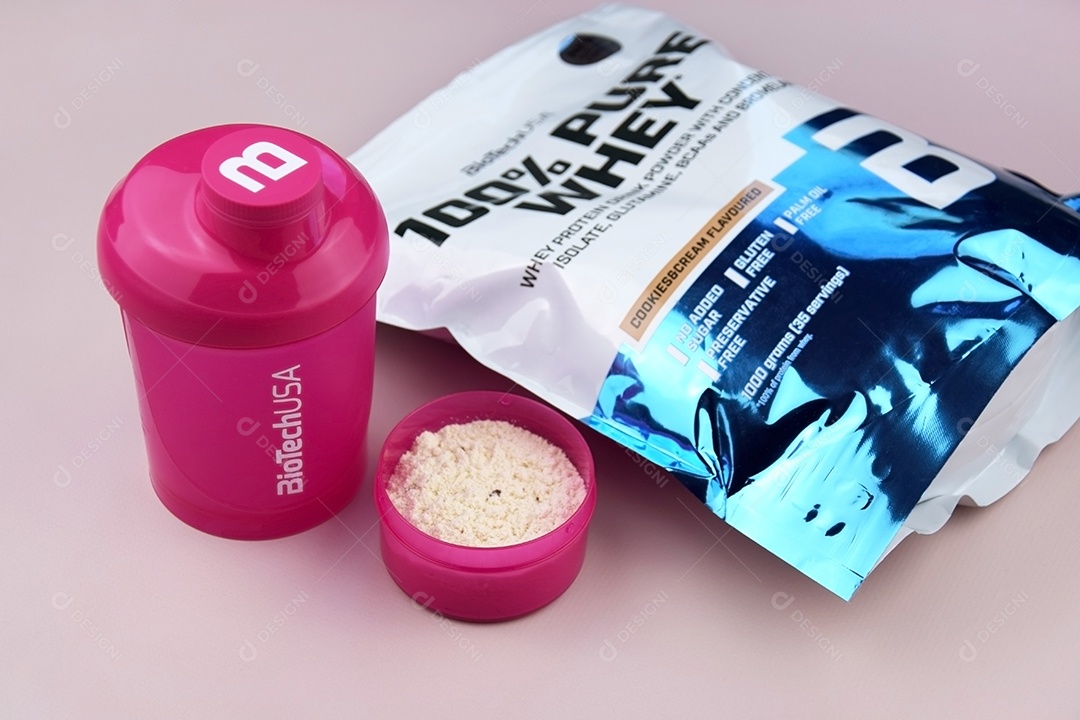 Copo e pacote de whey para tomar