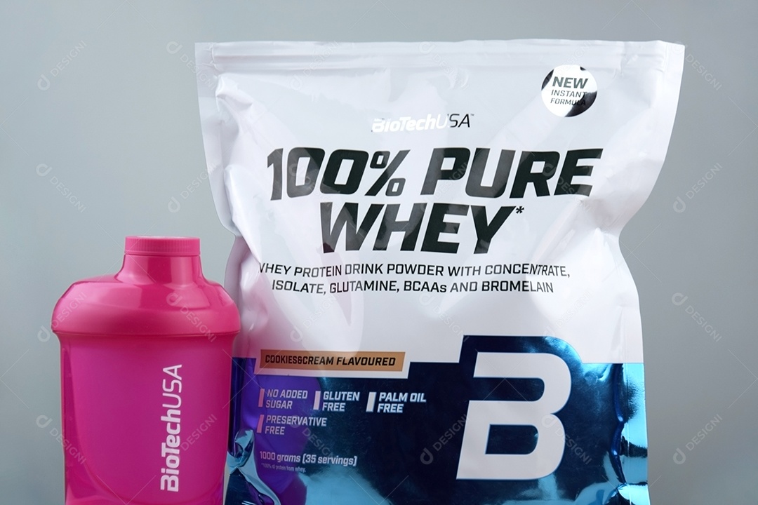 Pacote de whey e garrafa cor de rosa